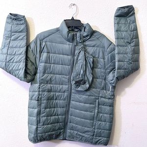 Amazon Essentials Men's Packable Lightweight Water-Resistant  puffer jacket